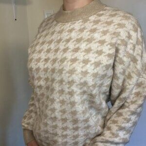 Beige houndstooth sweater from Abercrombie